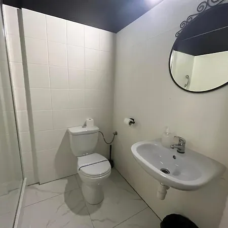 Grey Pokój Z łazienką , Darmowy Parking, Zameldowanie Bezobsługowe Hostel *