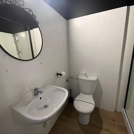Grey Pokój Z łazienką , Darmowy Parking, Zameldowanie Bezobsługowe Hostel *