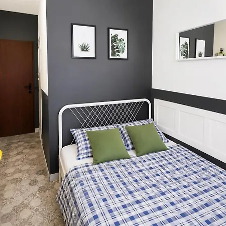 Grey Z Lazienka, Free Parking & Self Check-in Hostel Poznan