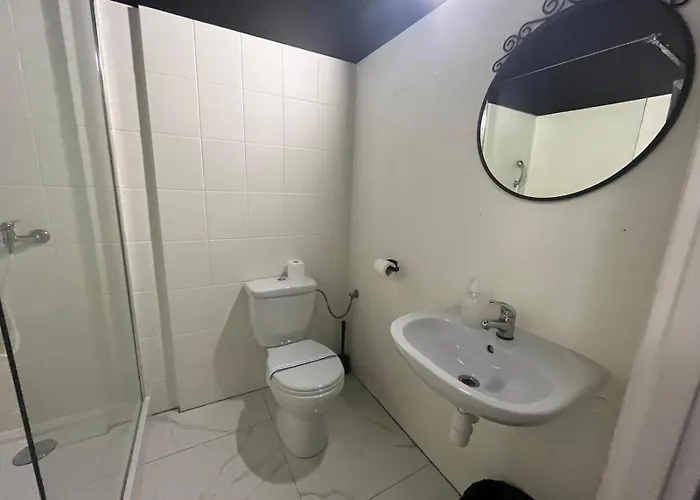 Grey Pokój Z łazienką , Darmowy Parking, Zameldowanie Bezobsługowe Hostel *