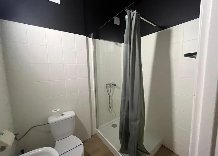 Grey Pokój Z łazienką , Darmowy Parking, Zameldowanie Bezobsługowe Hostel