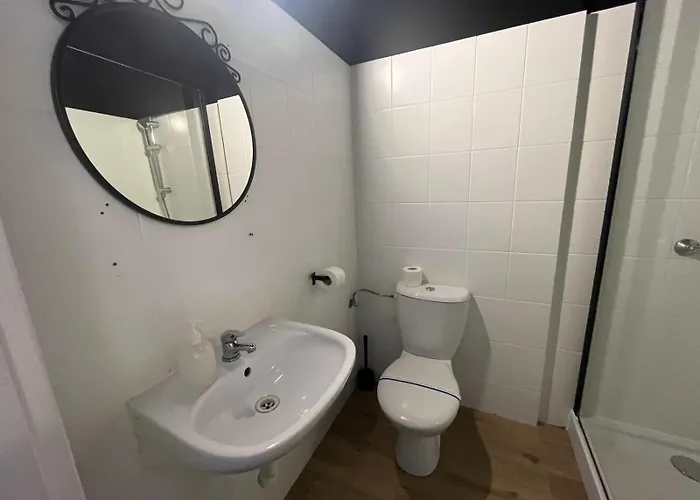 Grey Pokój Z łazienką , Darmowy Parking, Zameldowanie Bezobsługowe Hostel *