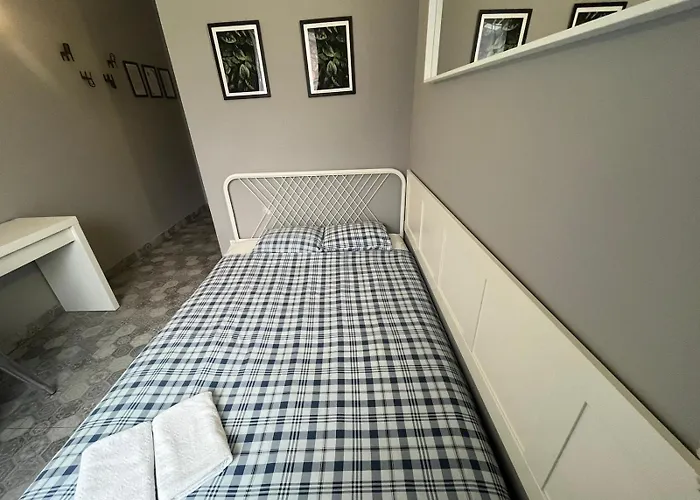 Grey Pokój Z łazienką , Darmowy Parking, Zameldowanie Bezobsługowe Hostel *